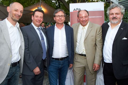 Die APA lud zum traditionellen Branchenfest APA-Bieriger: V.l.n.r. Marcus Hebein, Michael Lang, Alexander Wrabetz (ORF), Werner Müllner und Johannes Bruckenberger.