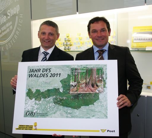  Post-Philateliechef Wolfgang Lesiak (r. ) und Bundesforste-Vorstand Mag. Georg Schöppl.