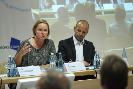 Vorschau Bild von http://www.apa-fotoservice.at/galerie/2146/
Dr. Petra Stolba (Österreich Werbung) und der fachliche Leiter der Diskussionsrunde Prof. Hubert.Siller (MCI Tourismus Innsbruck).