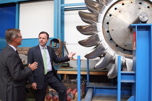 Umweltminister Berlakovich eröffnet den Turbinenprüfstand bei Hydro Andritz AG. Von links nach rechts: Heinz Duner (Direktor Hydro Andritz AG) und Umweltminister DI Niki Berlakovich