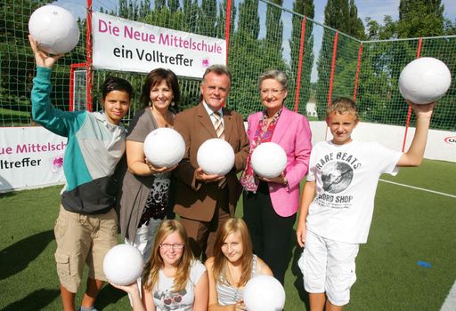http://www.apa-fotoservice.at/galerie/2156/
Im Bild v.l.n.r.: Johanna Schwarz, M.A. (Direktorin der NMS Mattersburg), Hans Niessl (Landeshauptmann Burgenland) und Bundesministerin Dr.Claudia Schmied und SchülerInnen der 1.Abschlussklasse.
