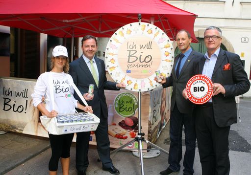  http://www.apa-fotoservice.at/galerie/2158
Im Bild v.l.n.r.: BIO-Botin Dani, DI Niki Berlakovich (Landwirtschafts-und Umweltminister),  Rudi Vierbauch (Obmann Bio Austria), Dr. Stephan Mikinovic (Geschäftsführer Agrarmarkt Austria Marketing GesmbH)