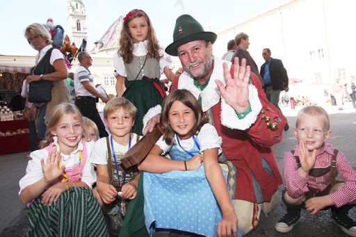 Vorschau Bild von Vor allem die kleinen FestbesucherInnen freuen sich auf das traditionelle Kettenkarussell.