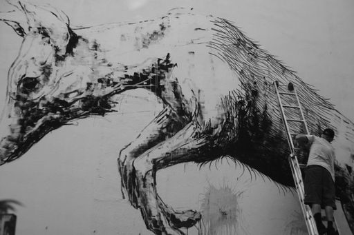 Vorschau Bild von Belgischer Street Art Künstler ROA verziert während Wien Besuch die Hoffassade eines Objekts der Premium Immobilien AG in der Westbahnstraße 13 mit Malerei von jagendem Fuchs.