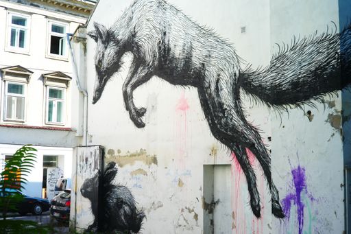  Belgischer Street Art Künstler ROA verziert während Wien Besuch die Hoffassade eines Objekts der Premium Immobilien AG in der Westbahnstraße 13 mit Malerei von jagendem Fuchs.