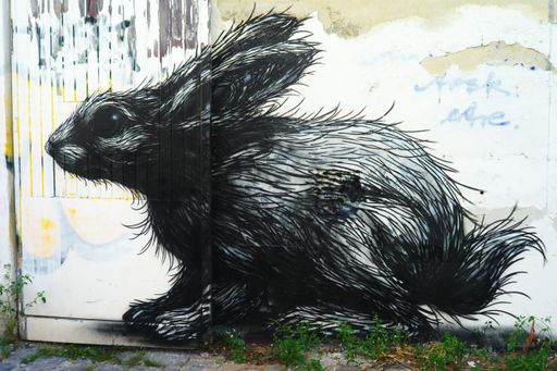 Vorschau Bild von Belgischer Street Art Künstler ROA verziert während Wien Besuch die Hoffassade eines Objekts der Premium Immobilien AG in der Westbahnstraße 13 mit Malerei von jagendem Fuchs.