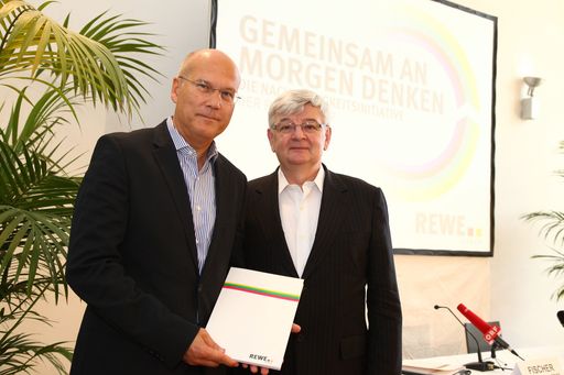  http://www.apa-fotoservice.at/galerie/2160
Im Bild vlnr.: Frank Hensel (Vorstandsvorsitzender REWE International AG), Joschka Fischer (ehemaliger Bundesminister und Vizekanzler der Republik Deutschland)
