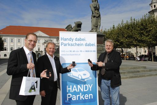  Fototext (v.r.n.l.): Christian Bauer, Leiter Business Marketing bei A1, Vizebürgermeister Albert Gunzer und Verkehrsreferent Stadtrat Peter Steinkellner bei der Präsentation in Klagenfurt, der 10. Stadt mit HANDY Parken.