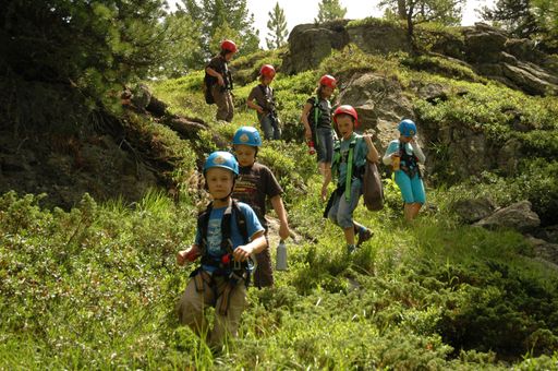  Gemeinsame Outdoor-Erlebnisse in den Bergen schweißen zusammen und schärfen die Eigenverantwortung der jungen Seehotel-Jägerwirt Gäste ab 10 Jahren. Das Motto ist "Sicher draußen". Die Alpen RangerInnen sagen "Danke für die coole Zeit".