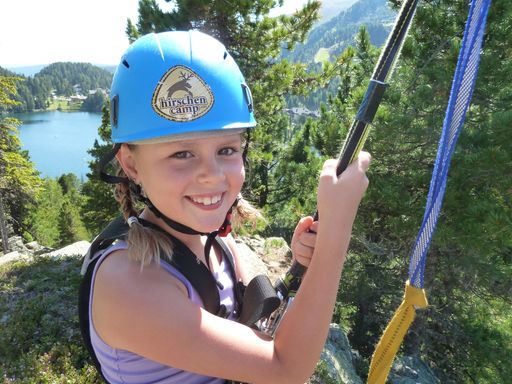 Vorschau Bild von Sofia, eine Alpen Rangerin 2011, mutig vor dem Absprung zum Flying Fox. Ein Stahlseil, das von Gipfel zu Gipfel gespannt ist, ermöglicht einen ultimativen Flug in über 10 Metern Höhe. Dieser riesige Flying-Fox garantiert einen Adrenalinkick der Extraklasse.