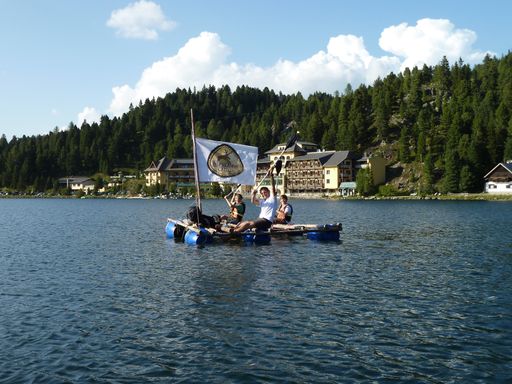 Vorschau Bild von Zuerst das Floß gemeinsam bauen und dann als "Piraten des Turracher Sees" das Hotel erobern. Spaß im Hirschen Camp 2011.