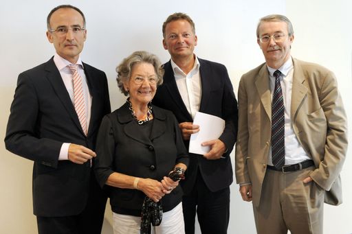 http://www.apa-fotoservice.at/galerie/2162
Im Bild: Dr. Elisabeth Leopold (2.v.l.) und Vorstandsvorsitzender Dr. Helmut Moser (1.v.r.) präsentieren das neue Direktorenteam des Leopold Museum Dr. Tobias Natter (1.v.l.) und Mag. Peter Weinhäupl (2.v.r.)