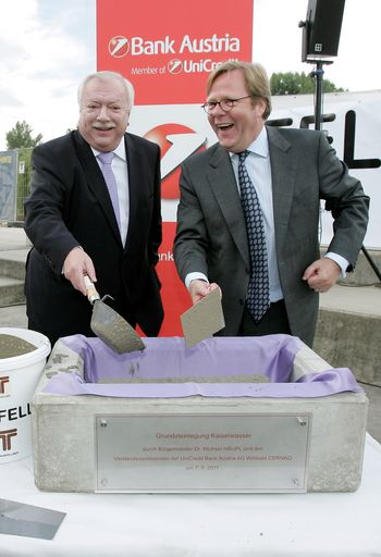 Willibald Cernko, Vorstandsvorsitzender der Bank Austria, und Michael Häupl, Bürgermeister der Stadt Wien, legen Grundstein für Kaiserwasser - das Bank Austria Zentrum für Sport, Freizeit und Managemententwicklung.