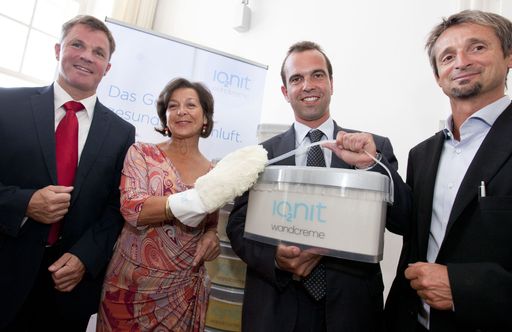  http://www.apa-fotoservice.at/galerie/2166 
Im Bild v.l.n.r.: Dr. Jürgen Lorenz (Leitung Forschung & Entwicklung IONIT healthcare GmbH), Renate Längauer (Wohncoach), Mag Robert Schmid (GF IONIT healthcare GmbH), OA Priv.-Doz. DI Dr. Hans-Peter Hutter (Med.Univ.Wien)