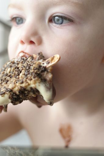 Vorschau Bild von Baby mit Eis