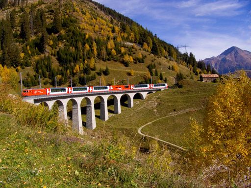 "Der langsamste Schnellzug der Welt" unterwegs im Bündner Oberland.