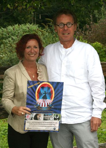 v.l.n.r.: Tierwelt Herberstein-GF Doris Wolkner-Steinberger und Intendant DI Sepp Schreiner von den Seefestspielen präsentieren die Kombikarte.