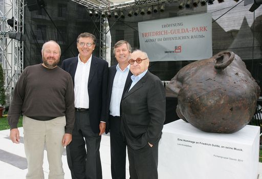 http://www.apa-fotoservice.at/galerie/2175
Im Bild v.l.n.r.: Lois Anvidalfarei (Bildhauer), Michael Seeber (Aufsichtsratspräsident Seeste Bau AG), Erich Hohenberger (Bezirksvorsteher Wien Landstrasse) und Prof.Gustav Peichl (Architekt)