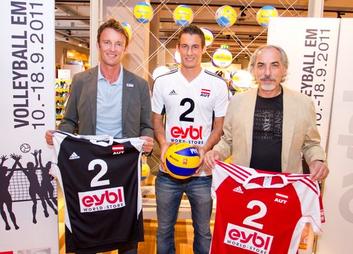  http://www.apa-fotoservice.at/galerie/2177
Mag. Florian Größwang (Geschäftsführer Vertrieb Intersport Eybl), Florian Ringseis (österreichischer Nationalteamspieler), Peter Kleinmann (Präsident Österreichischer Volleyball Verband)