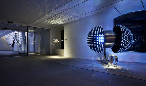 Einer der weltweit größten Swarovski Stores wurde in Innsbruck eröffnet. "Im Facettenreich" (Foto) des Künstlers Thomas Feuerstein ist nur eine der kristallinen Wunderkammern, die neben dem Goldenen Dachl in der Innsbrucker Altstadt glänzen.