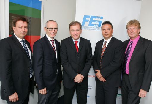  http://www.apa-fotoservice.at/galerie/2184
Im Bild v.l.n.r.: Christian Koller (Prokurist WISI Wilhelm Sihn Jr. & Co Ges.m.b.H.), Dr. Manfred Müllner (Geschäftsführer-Stv. des FEEI), Josef Vanicek (Geschäftsführer MIELE Gesellschaft m.b.H.), Thomas Poletin (National Sales Manager Procter & Gamble) und Ing. Christian Blumberger (CEO HB Austria GmbH)