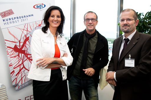 http://www.apa-fotoservice.at/galerie/2180
Im Bild v.l.n.r.: Dr. Valerie Höllinger (Kaufm. Geschäftsführerin bfi Wien), Daniel Glattauer (Autor), Mag. Franz-Josef Lackinger (Geschäftsführer bfi Wien)