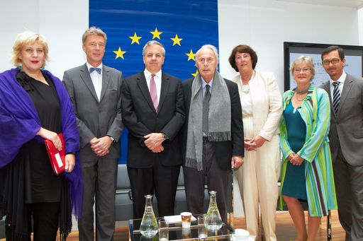 http://www.apa-fotoservice.at/galerie/2183/
im Bild v.l.n.r.: Dunja Mijatovic (OSCE Representative on Freedom of the Media), Gerhard Sabathil (Director of European External Service), Ian Kelly (US Ambassador to the OSCE), Freimut Duve (first OSCE Representative on Freedom of the Media), Eva Nowotny (President of the Austrian Commission for UNESCO), Rubina Möhring (Moderation, Reporters without Borders Austria) und Richard Kühnel (Head of the EU-Commission Representation in Austria)