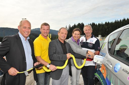 Vorschau Bild von Im Zuge des heutigen KABEG Umwelt-Tages im Krankenhaus Laas überreichte Dr. Albert Kreiner, Projektverantwortlicher von "Lebensland Kärnten", zwei Mercedes E-Cell an KABEG-Vorstand Dkff. Ines Manegold.