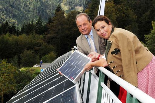 Vorschau Bild von Vorsitzender der KABEG Expertenkomisson und Lebensland Projektverantwortlicher Dr. Albert Kreiner mit KABEG Vorständin Dkff. Ines Manegold bei der Eröffnung der Fotovoltaik-Anlage im Krankenhaus Laas.