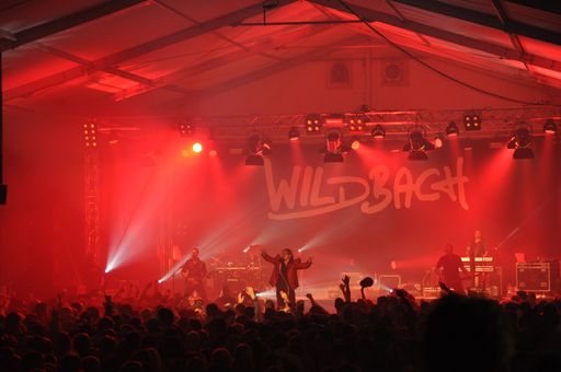  Die dritte Perchtenrocknacht war ein riesiger Erfolg. Bis in die frühen Morgenstunden feierten die Gäste zu musikalischen Highlights der Rock-Geschichte und zu Eigenkompositionen von Wildbach.