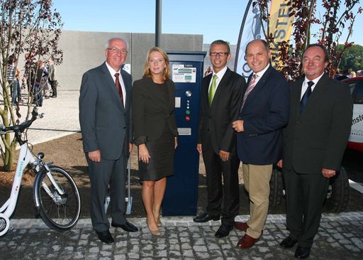 http://www.apa-fotoservice.at/galerie/2186/
Im Bild v.l.n.r.: Anton Sirlinger (Bürgermeister von Ybbs), Doris Bures (Infrastrukturministerin), Roman Bartha (Leiter Elektromobilität Siemens AG Österreich), Wolfgang Sobotka (Landeshauptmann-Stellvertreter NÖ), Walter Reisinger (Betriebsleiter E-Werk Wüster)