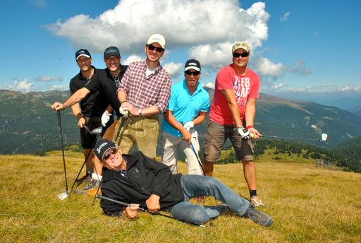 Vorschau Bild von Downhill-Golf bei strahlendem Herbstwetter. Links: Team "Wasserwirt" mit Hochschober-Chef Martin Klein (Bildmitte), belegte Platz 3, rechts daneben das Sieger-Team "I like it".