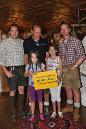  Im Bild v.l.n.r.: Christoph Brandstätter (Seehotel Jägerwirt), Bernhard  Monai (Präsident der Forschungsgemeinschaft zur Heilung seltener Krankheiten) mit seinen zwei Kindern Hanna (9 Jahre) und Maria (12 Jahre) sowie Martin Klein (Hotel Hochschober).