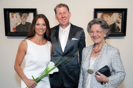  http://www.apa-fotoservice.at/galerie/2190
Im Bild: Dr. Elisabeth Leopold gratulierte Prof. Dr. Wolfgang Zankl und seiner Frau Angelika zur Hochzeit. Die Feier war die erste Hochzeit, die je im Leopold Museum stattgefunden hat.