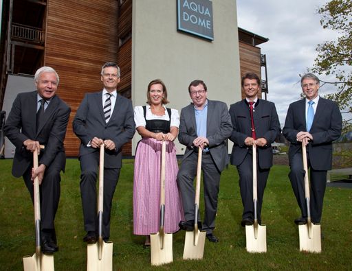 KR Gerhard Gucher (Direktor VAMED Vitality World), Dr. Helmut Dödlinger (GF AQUA DOME - Tirol Therme Längenfeld), Bärbel Frey (GF AQUA DOME - Tirol Therme Längenfeld), Jakob Falkner (GF Bergbahnen Sölden), Mag. Ralf Schonger (Bgm. Längenfeld) und Martin Santer (GL Raiffeisenbank Längenfeld).