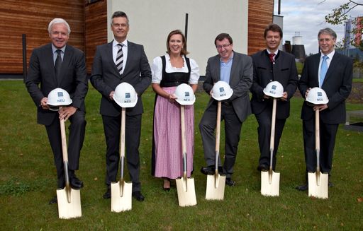 Vorschau Bild von KR Gerhard Gucher (Direktor VAMED Vitality World), Dr. Helmut Dödlinger (GF AQUA DOME - Tirol Therme Längenfeld), Bärbel Frey (GF AQUA DOME - Tirol Therme Längenfeld), Jakob Falkner (GF Bergbahnen Sölden),  Mag. Ralf Schonger (Bgm. Längenfeld) und Martin Santer (GL Raiffeisenbank Längenfeld).