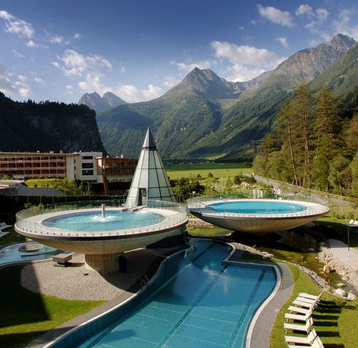 Vorschau Bild von Der AQUA DOME fügt sich mit seiner großzügigen Bauweise ideal in die Ötztaler Bergwelt ein.