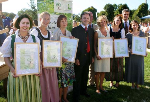 http://www.apa-fotoservice.at/galerie/2191/
Im Bild v.l.n.r.: Mag. Hermine Hackl, Sophie Hellmayr, Christine Demuth, Umweltminister Niki Berlakovich, Sabine Haag, Waldkönigin Viktoria, Gerhard Mannsberger (Sektionschef BMLFUW), Katharina Bancalari.