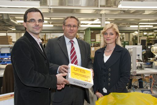  DHL Express sorgt für reibungslosen Versand von Hirsch Armbändern - sogar mit Reisedokumenten für spezielle Armbänder: Robert Koban, Günter Ferk und Sonja Greschitz.