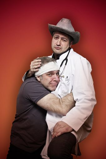 Vorschau Bild von Der Kabarettist Tekal nützt seinen Bekanntheitsgrad in Kabarettkreisen um auf die mögliche Annahme von Wunschnamen aufmerksam zu machen.