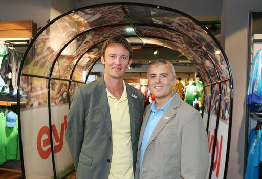 http://www.apa-fotoservice.at/galerie/2199
Im Bild v.l.n.r.: Mag. Florian Größwang(Geschäftsführer Vertrieb Intersport Eybl) und Christian Tscholowitsch (Geschäftsleiter eybl World-Store Vösendorf)