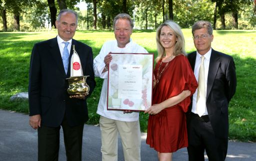  Bobby Bräuer gilt als intelligenter Koch, der seine Gäste nicht mit Schnickschnack auf dem Teller langweilt. Im österreichischen Gastronomieführer "Gault&Millau 2011" erreichte der 3-Hauben-Koch 18 von 20 möglichen Punkten.