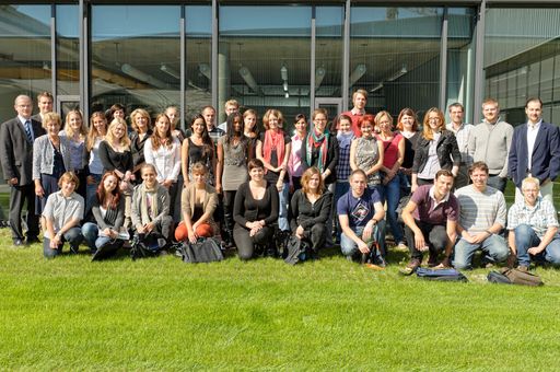 Den Studierenden des neuen Masterstudiengangs "Regulatory Affairs" an der IMC FH Krems eröffnen sich beste Karriereperspektiven.
Im Bild v.l.n.r.: IMC FH Krems, Dr. Wolfgang Schütt, Leiter des Institutes Medizinische und Pharmazeutische Biotechnologie, Studiengangsleiter Regulatory Affairs; IMC FH Krems Rektorin Prof.(FH) Mag. Eva Werner und Studierende des neuen Masterstudiengangs "Regulatory Affairs".