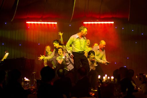 Vorschau Bild von Das Herzstück der kommenden Show sind die "Singenden Kellner" - absolut serviceorientiert und stimmgewaltig kümmern sie sich nicht nur um das Wohl der PALAZZO-Gäste, sondern kredenzen ihnen zu den Kunstwerken aus der Küche Meisterwerke der Musikgeschichte - von Klassik bis Pop, von Soul bis Rock.