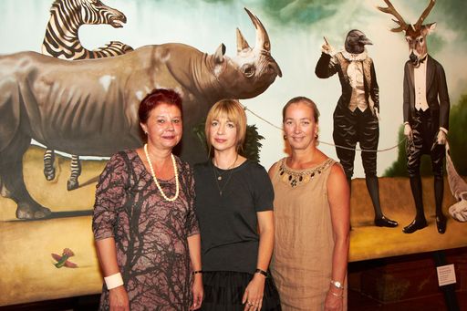  http://www.apa-fotoservice.at/galerie/2214
Bildbeschriftung für dieses Bild: v.l.n.r. Margrit Brehm (Kuratorin), Marianna Gartner (Künstlerin) und Agnes Husslein-Arco (Direktorin Belvedere)