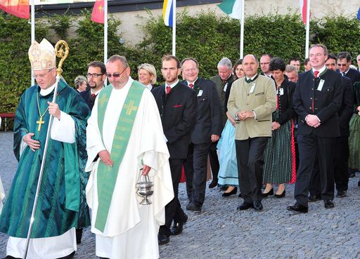 Einzug zum Pontifikalamt am Sonntag, das der Erzbischof der Diözese Gurk-Klagenfurt, Dr. Alois Schwarz (l.) hielt. Neben ihm Pfarrer Stephan Holpfer, dahinter Bauernbunddirektorin Klaudia Tanner, Obmann Herman Schultes, LH-Stv. Wolfgang Sobotka und Agrarlandesrat Stephan Pernkopf.
