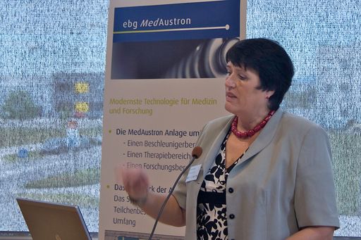 Univ.-Prof. Dr. Ramona Mayer, Projektleitung Medizin und Prokuristin bei MedAustron sowie Vorsitzende des Organisationskomitees des Symposiums bei einem Vortrag