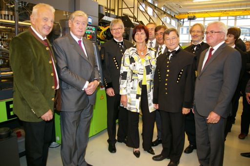 Im Bild v.l.n.r.: Bürgermeister Dr. Matthias Konrad, Universitätsratsvorsitzender Dr. Hannes Androsch, Univ.Prof. Dr. Walter Friesenbichler (Lehrstuhl für Spritzgießen von Kunststoffen), Landtagsabgeordnete Ing. Eva Maria Lipp, Engel Holding GmbH-Geschäftsführer Dr. Peter Neumann, Rektor Wolfhard Wegscheider, Departmentleiter Univ.Prof. Dr. Clemens Holzer, Finanzstadtrat Harald Tischhardt