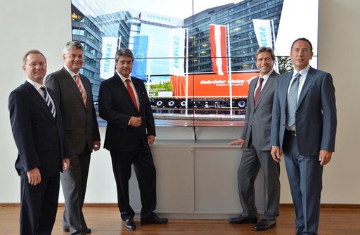  (v.l.n.r.) Niklas Nitsch, Leiter Siemens CEE SCM Logistik, Josef Kinast, Leiter Siemens CEE SCM (Supply Chain Management), Wolfgang Hesoun, Generaldirektor Siemens AG Österreich, Wolfgang Niessner, Vorstandsvorsitzender Gebrüder Weiss, Jürgen Bauer, Regionaldirektor Ost Gebrüder Weiss.