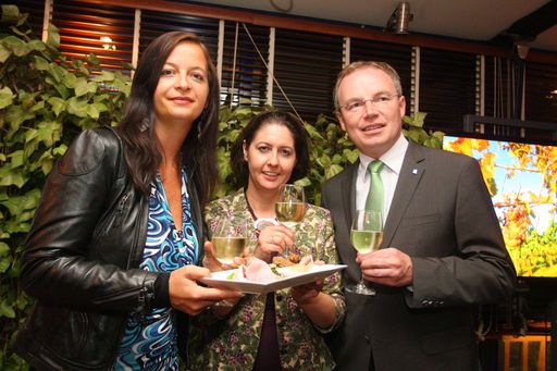  www.apa-fotoservice.at/galerie/2234/
Im Bild v.l.n.r.: Mag. Ulli Sima (Wiener Umweltstadträtin), Mag.Hermine Hackl (Direktorin Biosphärenpark Wienerwald), Dr. Stephan Pernkopf (NÖ Landesrat für Umwelt, Landwirtschaft und Energie).